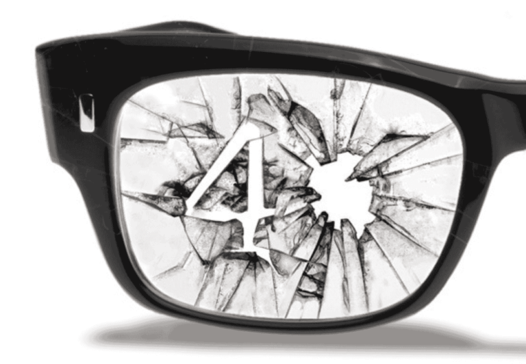 Gafas con un cristal roto que forma el número 4.