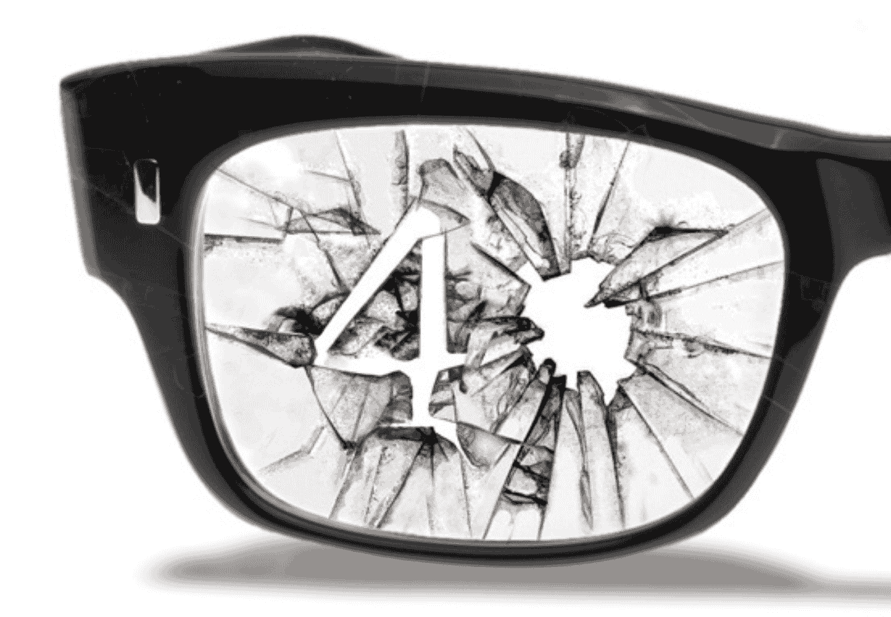 Gafas con un cristal roto que forma el número 4.