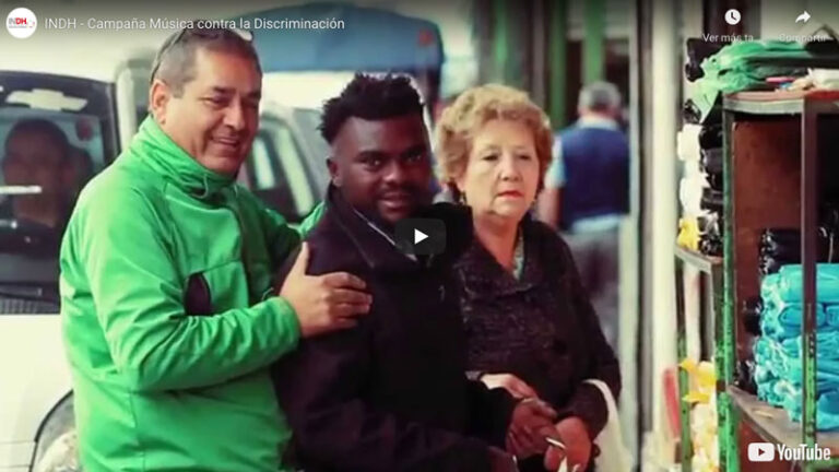 Tres personas en una calle, una de ellas abrazando a la otra.