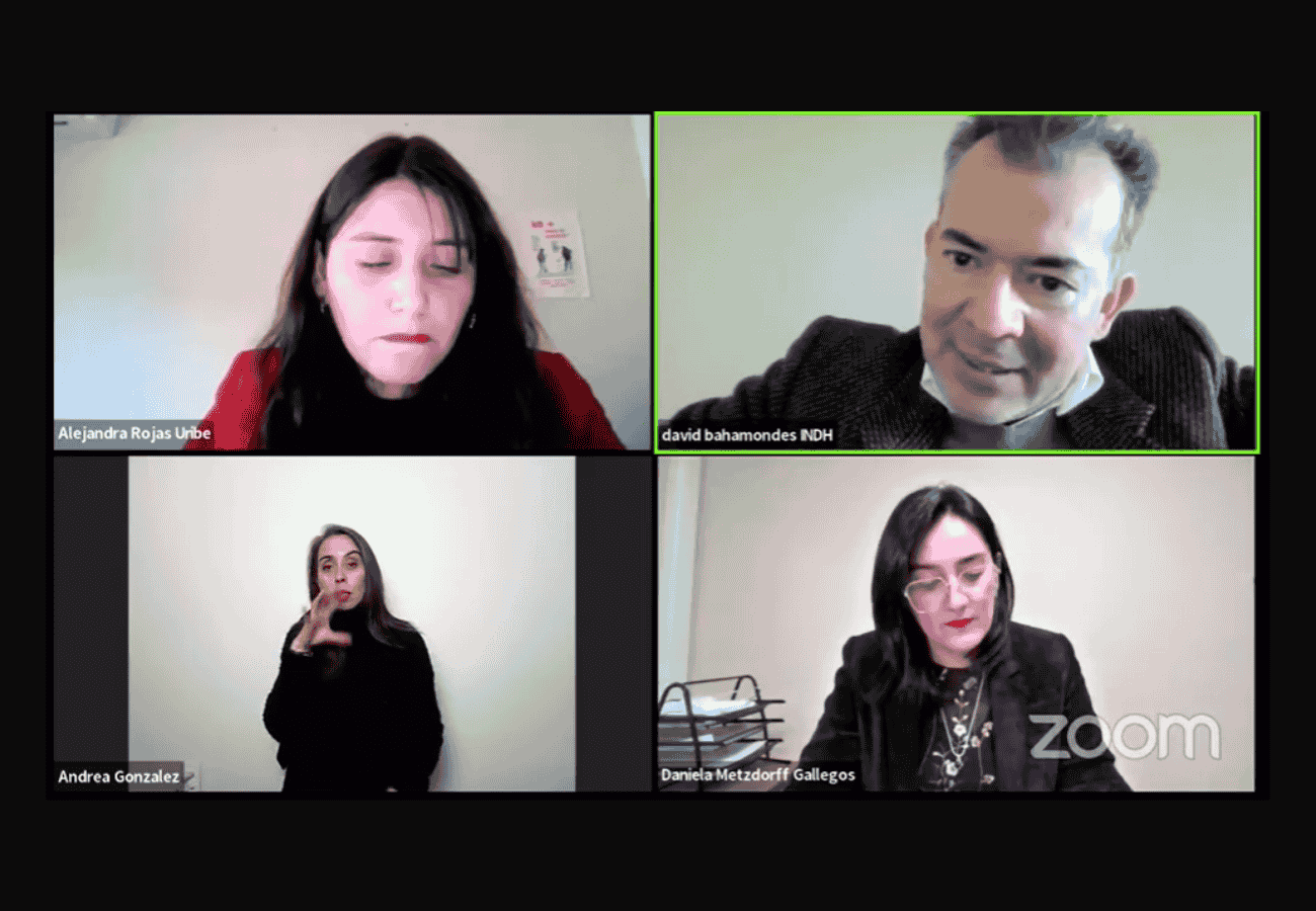 Cuatro personas en una videollamada, cada una en su recuadro.