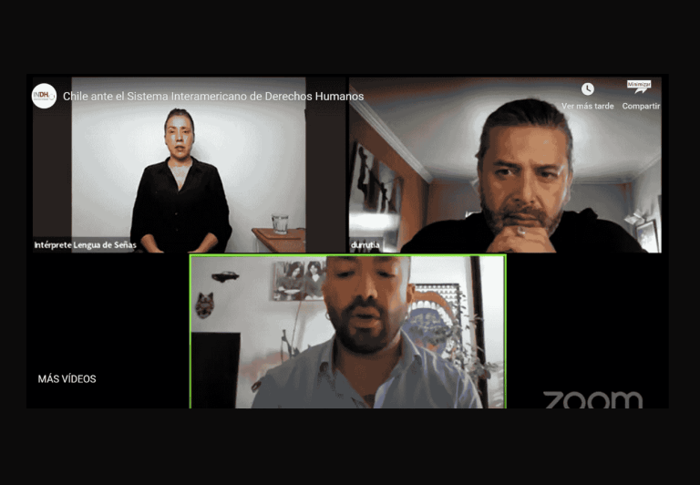 Una videoconferencia con tres participantes: un intérprete de lengua de señas, un hombre que habla y otro que escucha atentamente. Varios fondos virtuales sugieren un entorno global, con la palabra Zoom visible y un indicio de la vibrante cultura de Chile en las imágenes.