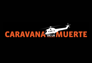 La imagen muestra audazmente las palabras CARAVANA DE LA MUERTE con CARAVANA y MUERTE en un llamativo color naranja y DE LA en blanco sobre un fondo negro, integrando a la perfección una silueta de helicóptero blanco en el texto.