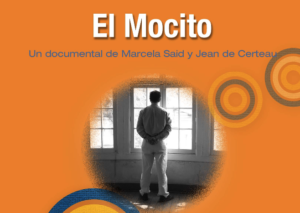 Portada del documental "El Mocito" de Marcela Said y Jean de Certeau, con un hombre de pie mirando por una ventana, sobre un fondo naranja con círculos decorativos.
