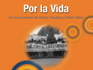 Portada del documental "Por la Vida" de Pedro Chaskel y Pablo Salas, con imagen en blanco y negro de personas sosteniendo un cartel que dice "Mujeres Torturadas". Fondo naranja con círculos decorativos.