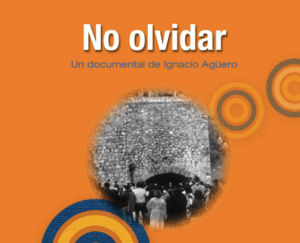 Portada del documental "No olvidar" de Ignacio Agüero, con una foto en blanco y negro de personas frente a una estructura de piedra sobre un fondo naranja.