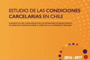 Portada de informe titulado "Estudio de las condiciones carcelarias en Chile", con detalle sobre derechos humanos y fechas 2016-2017. Fondo naranja con figuras circulares.