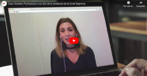 Mujer hablando durante una videollamada en la pantalla de una computadora portátil.