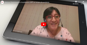 Webinar sobre discriminación a la población LGBTI en pandemia, mostrando a una persona en video llamada usando auriculares.