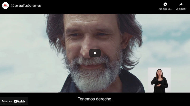 Imagen de un hombre con barba sonriendo, acompañado de un recuadro donde una persona hace señas en lenguaje de signos. En la parte inferior se lee el texto: "Tenemos derecho,".