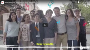 Grupo de personas sonrientes posando juntas al aire libre.