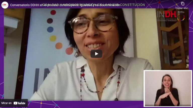 Mujer hablando en una videoconferencia, con logo del INDH en el fondo y una intérprete de lengua de señas en un recuadro.