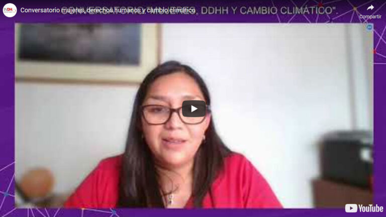 Captura de pantalla de un video de YouTube sobre un conversatorio de mujeres, derechos humanos y cambio climático, con una persona hablando.