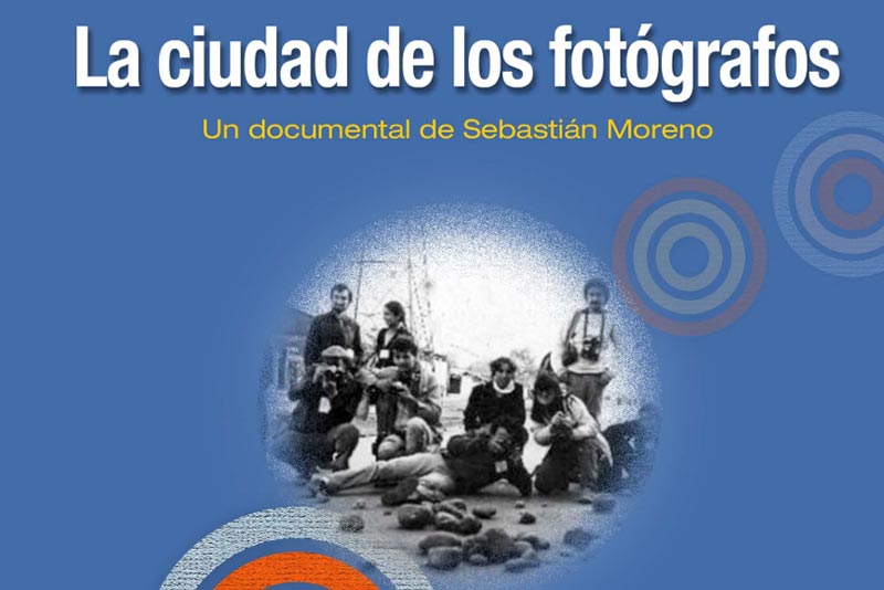 Portada del documental "La ciudad de los fotógrafos" de Sebastián Moreno, con una fotografía en blanco y negro de un grupo de personas y un diseño en tonos azules y círculos concéntricos.