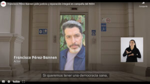 Un hombre se encuentra de pie junto a la puerta de un edificio, identificado por un texto superpuesto como el actor Francisco Pérez-Bannen. Un intérprete de lenguaje de señas lo acompaña, lo que resalta el espíritu inclusivo de la campaña.
