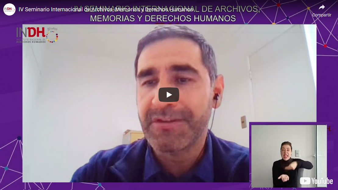 Captura de pantalla de un video del IV Seminario Internacional de Archivos, Memorias y Derechos Humanos, mostrando a un hombre hablando y a una persona usando lenguaje de señas en un recuadro.