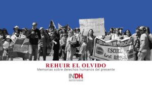 Un grupo de personas marchan con pancartas y carteles relacionados con la educación y los derechos humanos. Texto en la imagen: "Rehuir el olvido, Memorias sobre derechos humanos del presente" e "INDH Instituto Nacional de Derechos Humanos". Fondo azul.