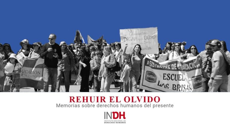 Un grupo de personas marchan con pancartas y carteles relacionados con la educación y los derechos humanos. Texto en la imagen: "Rehuir el olvido, Memorias sobre derechos humanos del presente" e "INDH Instituto Nacional de Derechos Humanos". Fondo azul.