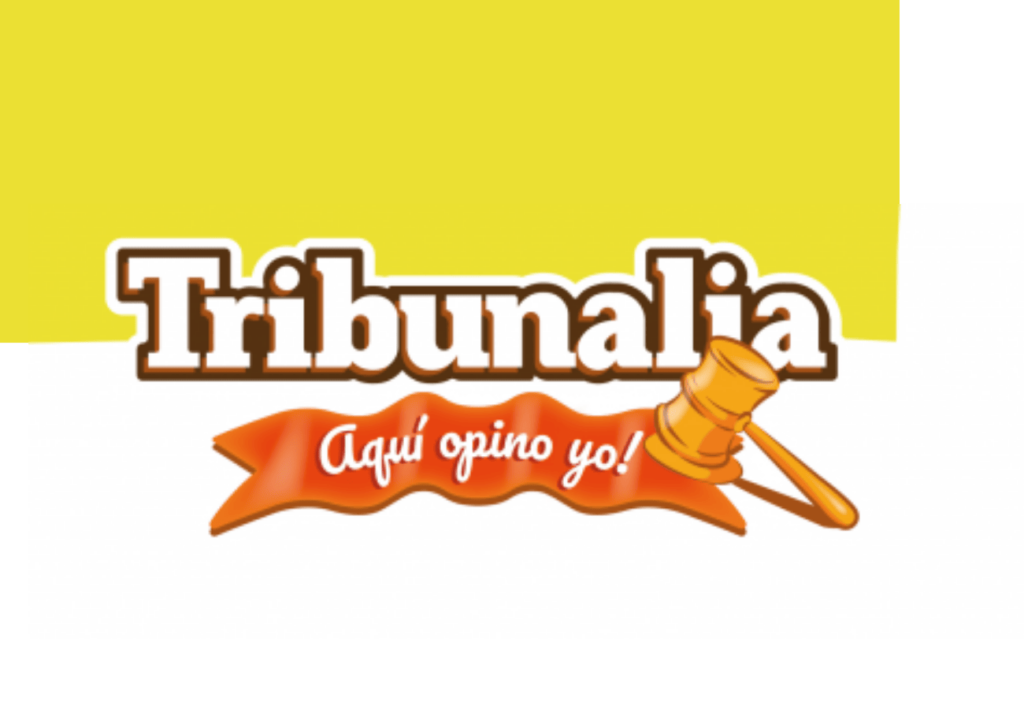 Logotipo de Tribunal&iacute;a con un mazo y el texto "Aqu&iacute; opino yo" sobre un fondo amarillo.