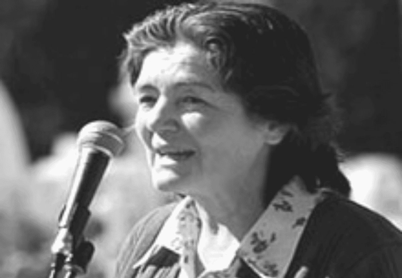 Mujer hablando por un micrófono.