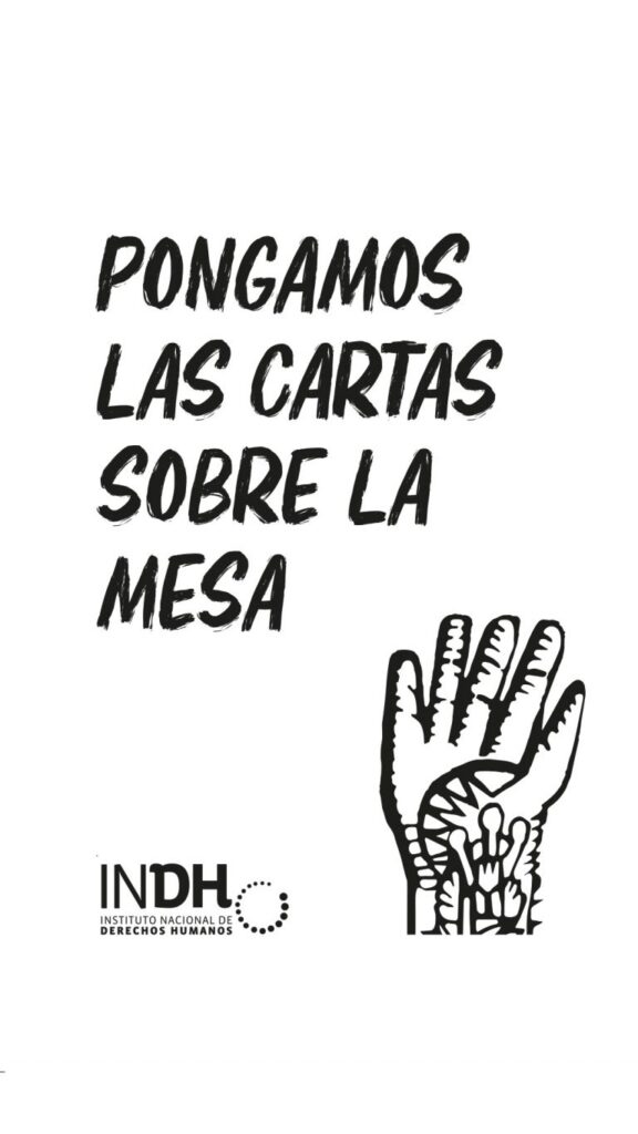 Cartel con el texto 'Pongamos las cartas sobre la mesa' en letras grandes y negras al lado de un dibujo de una mano con un diseño de esqueletos en la palma. Abajo, el logo del Instituto Nacional de Derechos Humanos (INDH).
