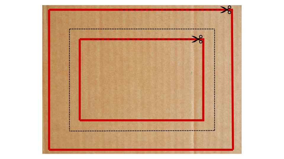 Caja de cartón con líneas rojas y negras impresas en la parte superior, indicando diferentes niveles donde se puede recortar, con iconos de tijeras en las esquinas.