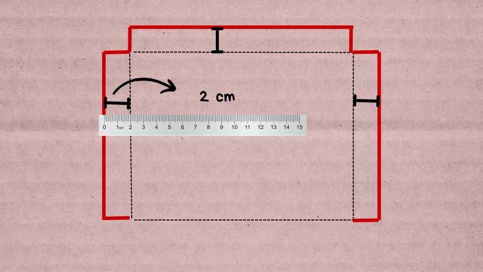Plano de un sobre con líneas de corte y medidas, destacando un doblez de 2 cm indicado por una regla y una flecha curvada.
