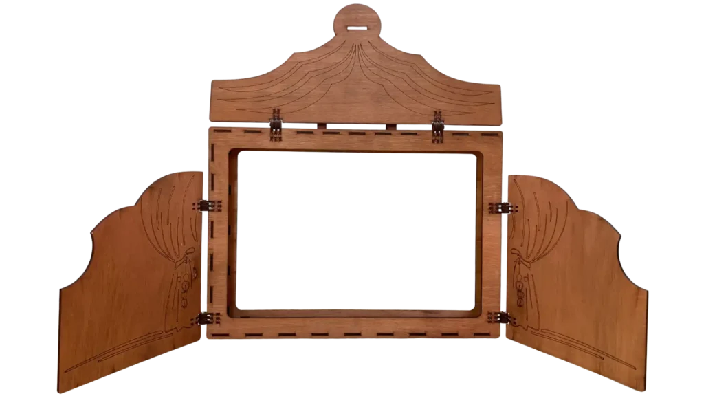 Estructura de madera tipo retablo con puertas laterales abiertas, decorada con tallados que simulan cortinas y un diseño superior arqueado.