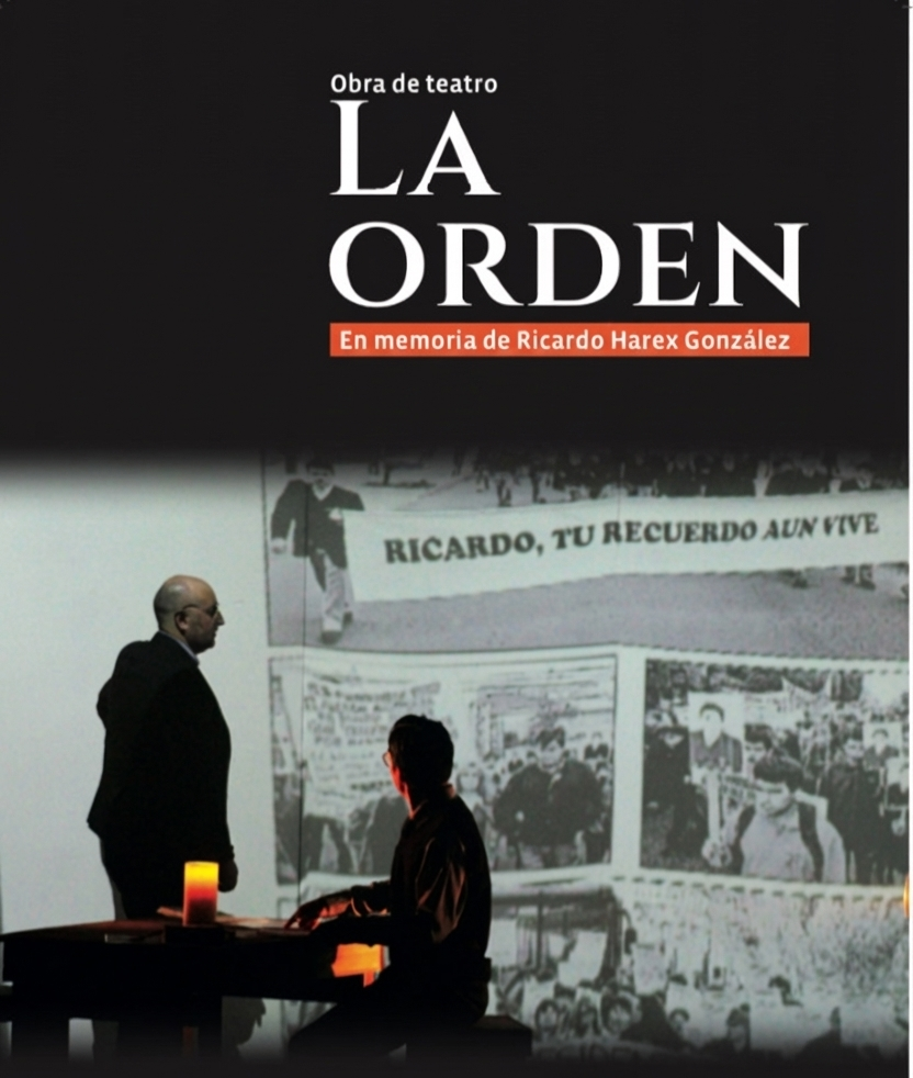 Portada de una obra de teatro titulada "La Orden", en memoria de Ricardo Harex González, con una imagen de personas en silueta frente a un proyector que muestra pancartas con mensajes conmemorativos.