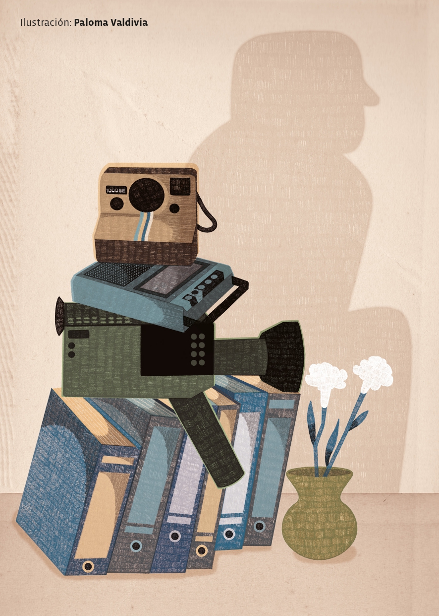 Ilustración de una cámara fotográfica con un grabador de audio encima, todo colocado sobre una fila de archivadores, junto a un florero con flores blancas. La sombra en la pared tiene forma de una persona con sombrero.