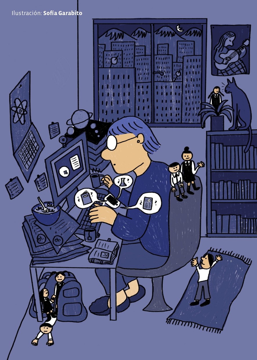 Ilustración de una persona sentada frente a una computadora en una habitación llena de detalles. La figura tiene gafas y observa la pantalla mientras sostiene una taza. En el entorno, hay pequeños personajes sobre el escritorio, el suelo, y en una mochila, sugiriendo multitarea o múltiples responsabilidades. La decoración incluye un póster de una mujer tocando la guitarra, un póster atómico, y un gato sentado sobre un mueble. Las ventanas muestran una ciudad de noche bajo un cielo estrellado.