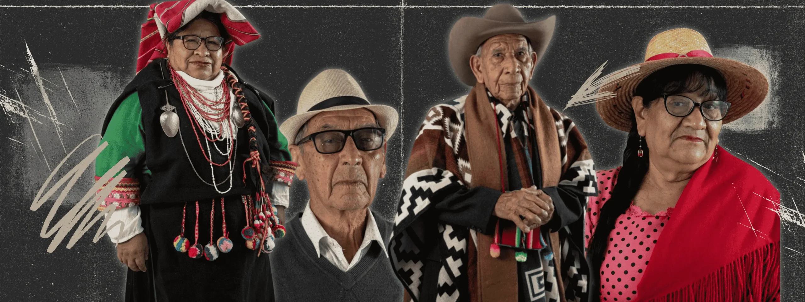 Cuatro personas mayores vestidas con ropa tradicional, cada una con diferente sombrero y accesorios coloridos.